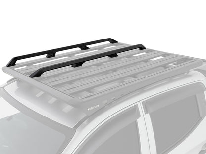 Rails latéraux de 1500mm pour galerie Pioneer 6, accessoires Rhino-Rack, en acier robuste, installés sur une galerie de véhicule.