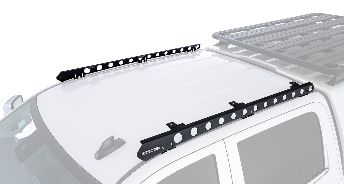 Système de fixation Backbone pour Chevrolet Silverado, accessoire Rhino-Rack, montrant la fixation robuste pour toit de camion.