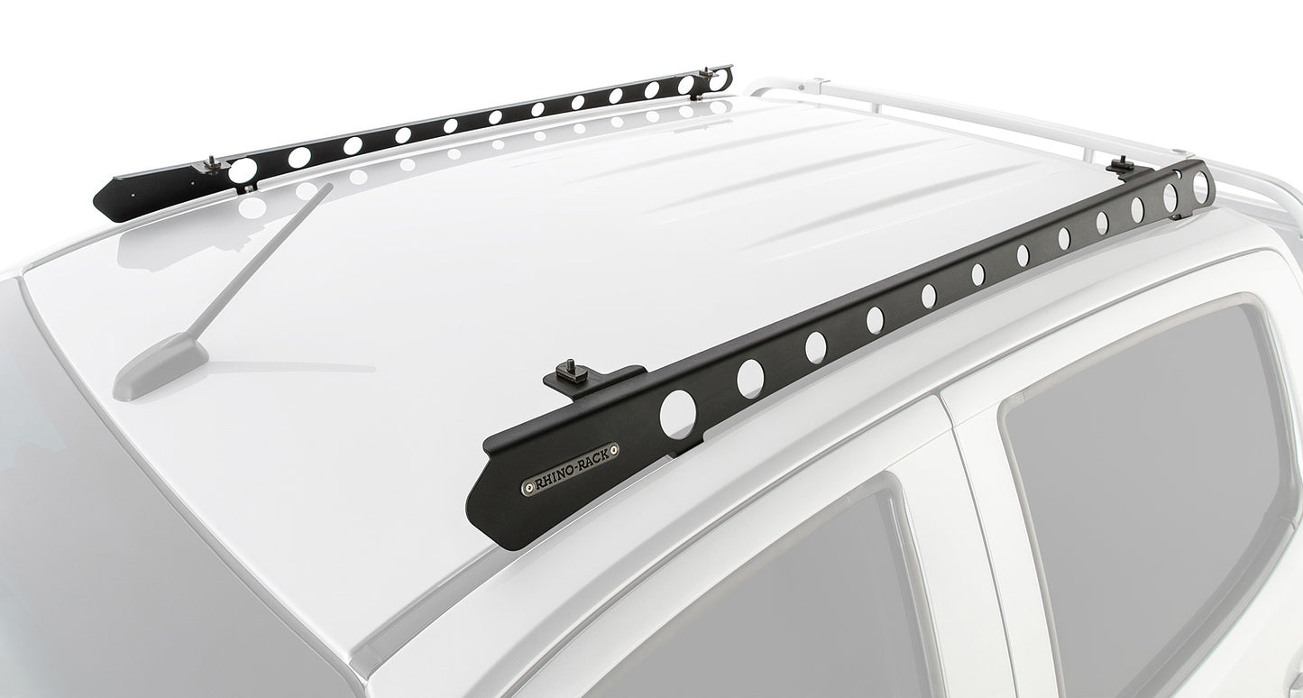 Système de montage Backbone pour Isuzu D-Max et Holden Colorado avec accessoires Rhino-Rack, fixé sur le toit du véhicule.