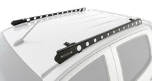 Système de montage Backbone pour Isuzu D-Max et Holden Colorado avec accessoires Rhino-Rack, fixé sur le toit du véhicule.