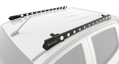 Système de montage Backbone pour Isuzu D-Max et Holden Colorado avec accessoires Rhino-Rack, fixé sur le toit du véhicule.
