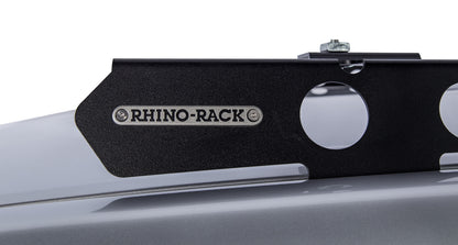 Système de montage Backbone pour Land Cruiser 200 Series, accessoire Rhino-Rack, montre le support robuste et la fixation du système.
