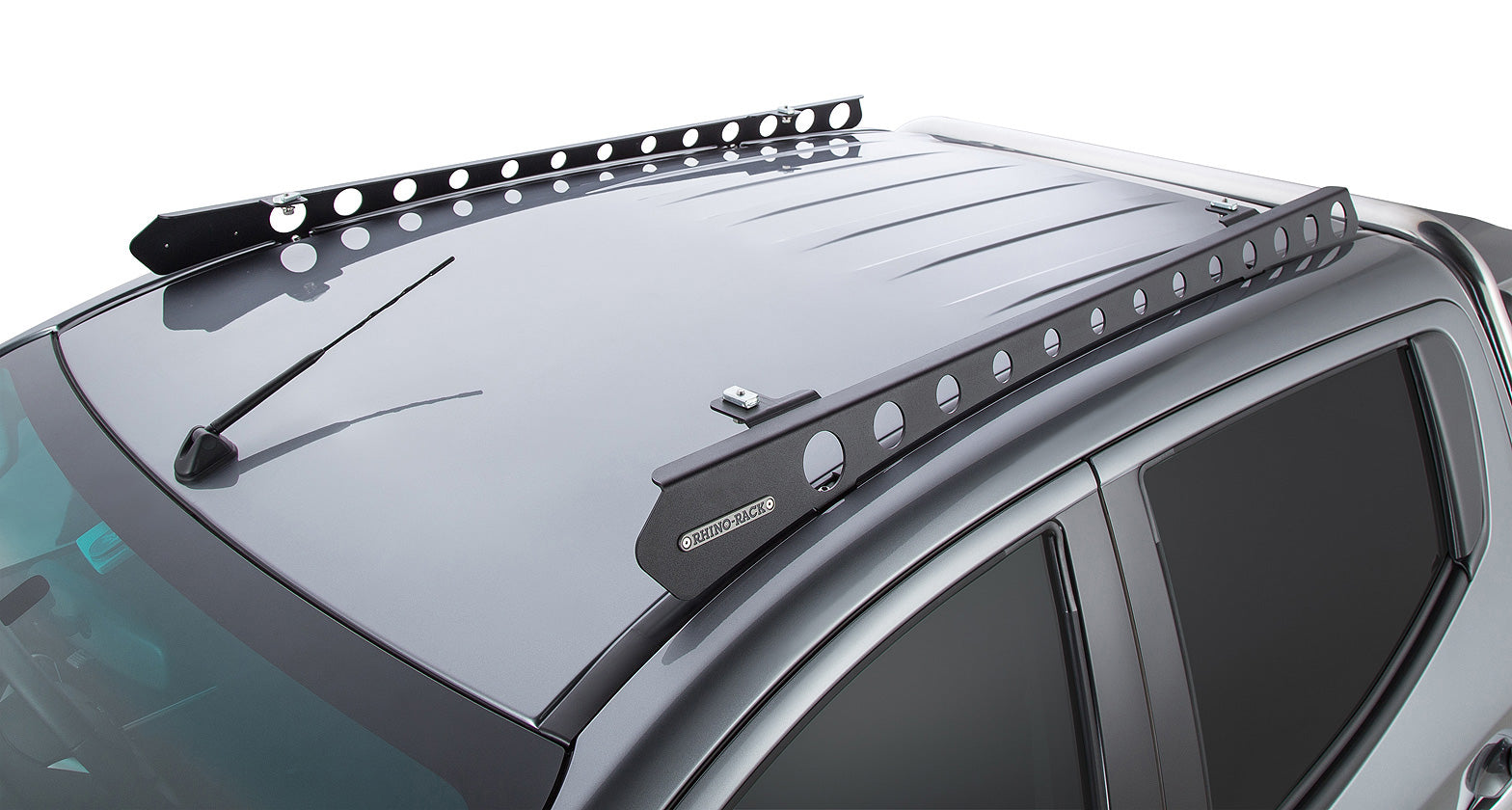 Système de montage Backbone pour Mitsubishi Triton, accessoire Rhino-Rack, montrant la fixation robuste sur le toit du véhicule.