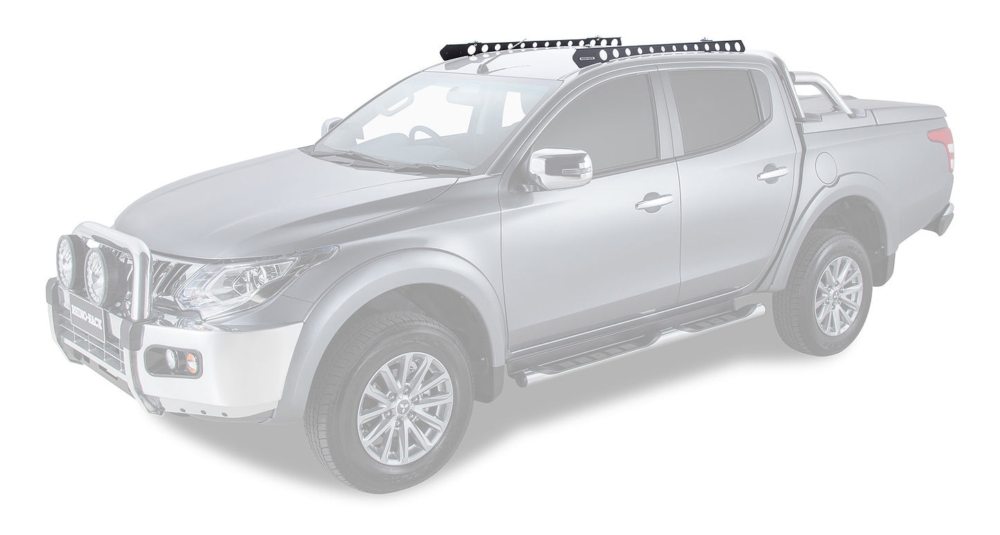 Système de montage Backbone pour Mitsubishi Triton, accessoire Rhino-Rack, montrant la fixation robuste pour le toit.
