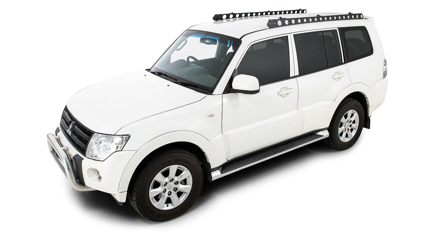 Système de montage Backbone pour Pajero NP/NX, accessoire Rhino-Rack, avec support robuste en métal et fixation solide.