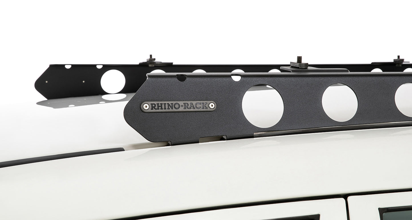 Système de fixation Backbone pour Pajero NP/NX de la marque Rhino-Rack, accessoire de montage robuste pour véhicules tout-terrain.