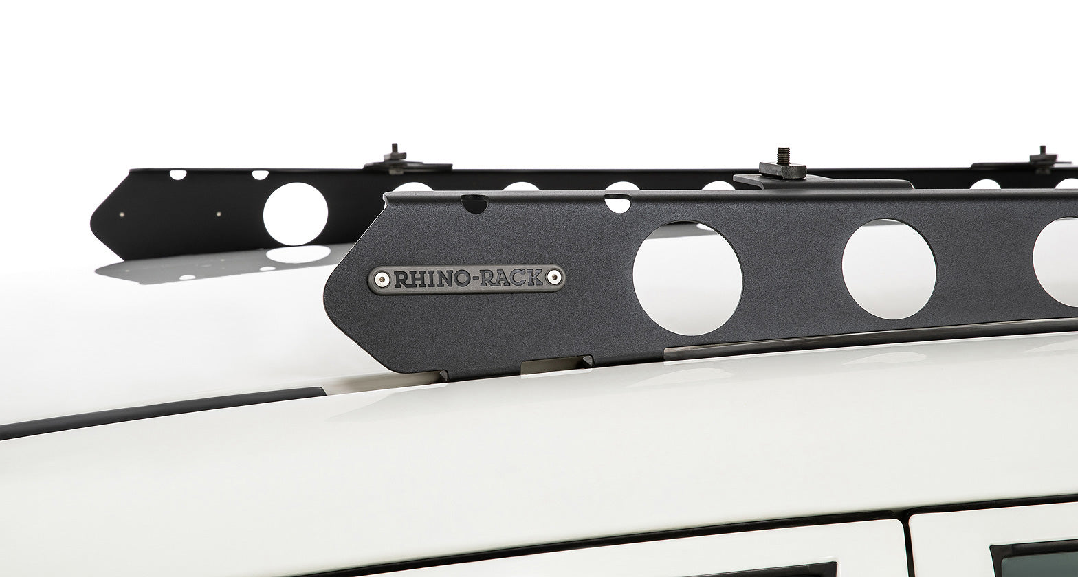Système de fixation Backbone pour Pajero NP/NX de la marque Rhino-Rack, accessoire de montage robuste pour véhicules tout-terrain.