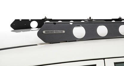 Système de fixation Backbone pour Pajero NP/NX de la marque Rhino-Rack, accessoire de montage robuste pour véhicules tout-terrain.