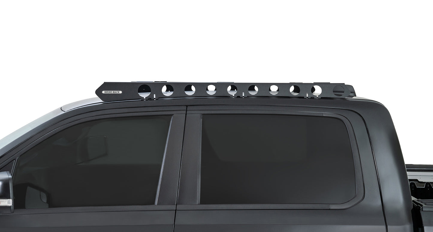 Système de montage Backbone Rhino-Rack pour Chevrolet Silverado et GMC Sierra, accessoires pour cabine double, vue de l'installation.