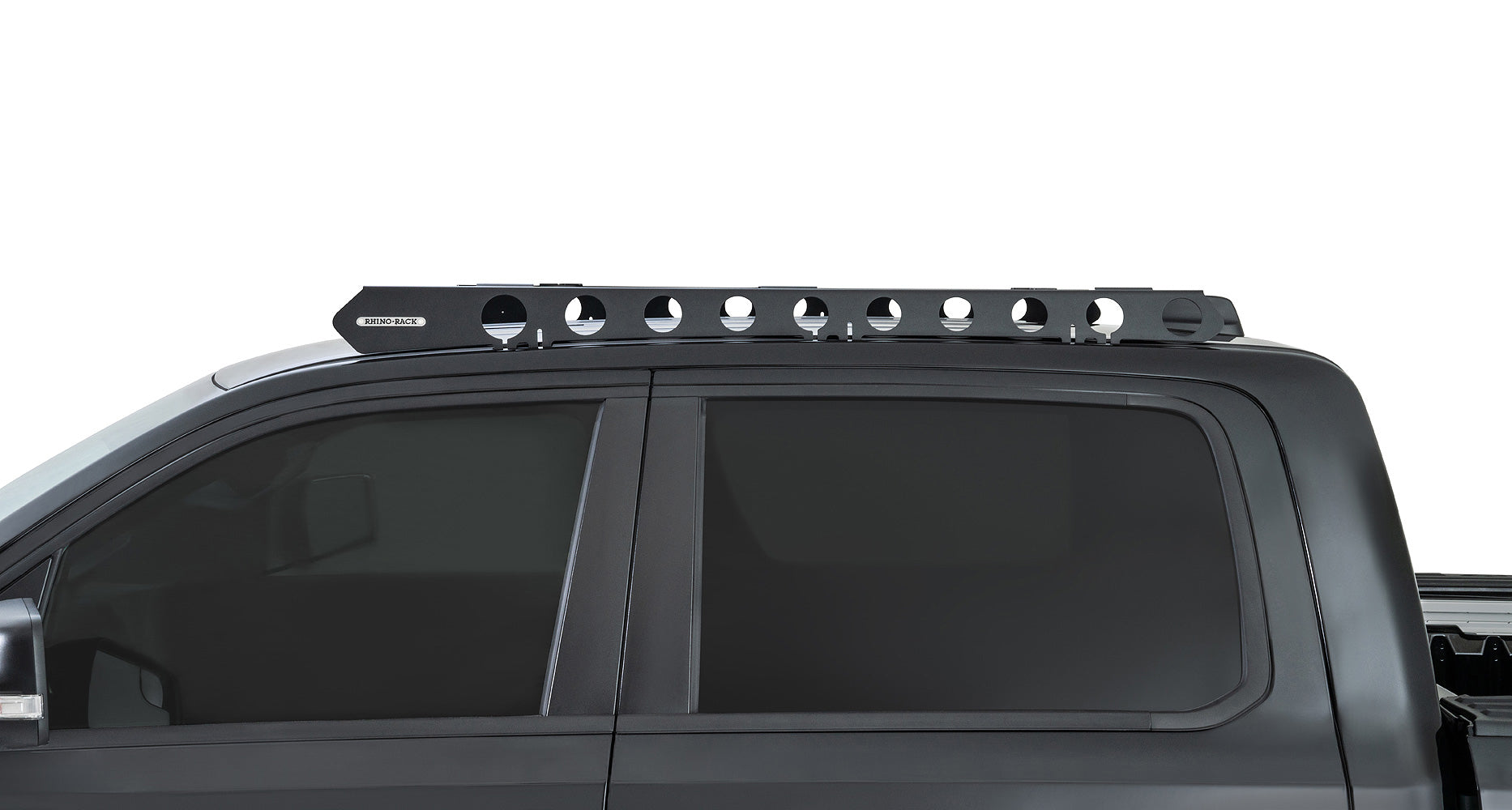 Système de montage Backbone Rhino-Rack pour Chevrolet Silverado et GMC Sierra, accessoires pour cabine double, vue de l'installation.