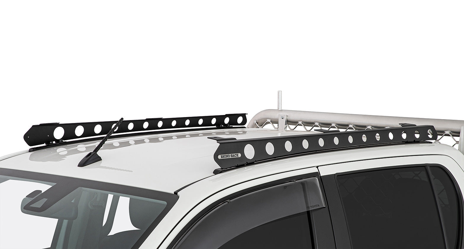 Système de montage Backbone pour Toyota Hilux, accessoire Rhino-Rack, avec supports robustes et fixation solide pour rack de toit.