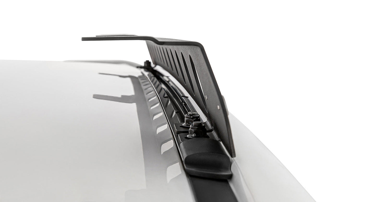 Système de montage Backbone pour Toyota Hilux, accessoire Rhino-Rack, montrant la fixation robuste pour racks et accessoires.