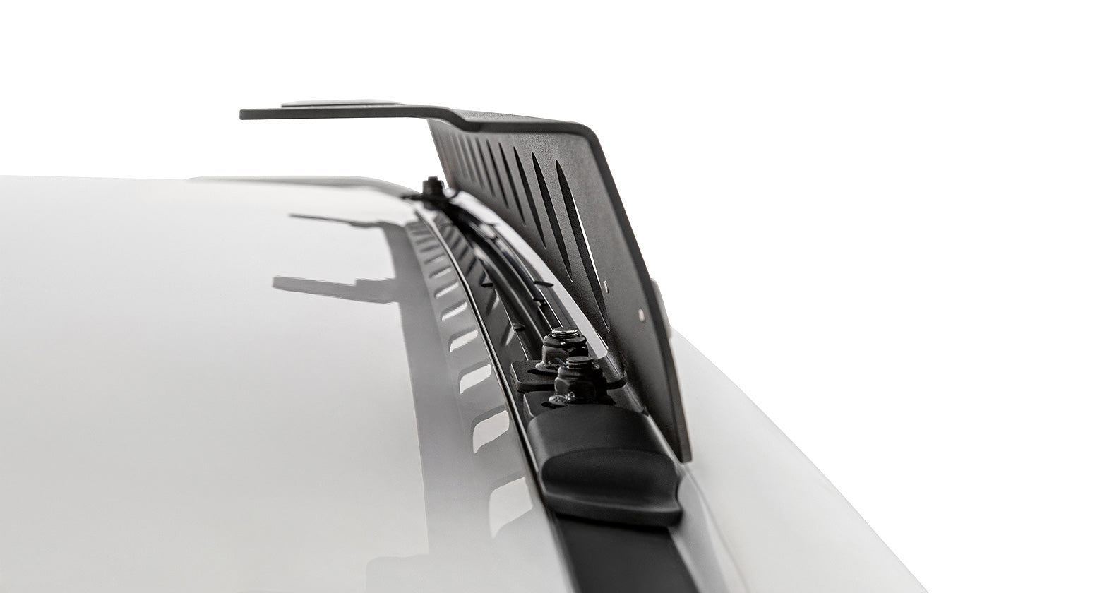 Système de montage Backbone pour Toyota Hilux, accessoire Rhino-Rack, montrant la fixation robuste pour racks et accessoires.