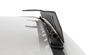 Système de montage Backbone pour Toyota Hilux, accessoire Rhino-Rack, montrant la fixation robuste pour racks et accessoires.