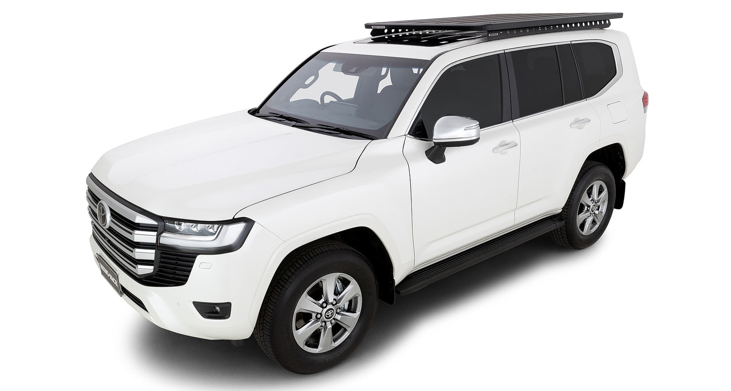 Système de montage Backbone pour Toyota Landcruiser 300 Series avec accessoires Rhino-Rack, fixé sur le toit du véhicule.