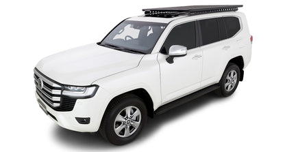 Système de montage Backbone pour Toyota Landcruiser 300 Series avec accessoires Rhino-Rack, fixé sur le toit du véhicule.