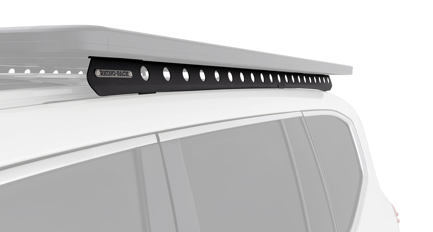 Système de fixation Backbone pour Toyota Landcruiser 300 Series, accessoire Rhino-Rack, monté sur le toit du véhicule.