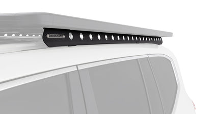 Système de fixation Backbone pour Toyota Landcruiser 300 Series, accessoire Rhino-Rack, monté sur le toit du véhicule.