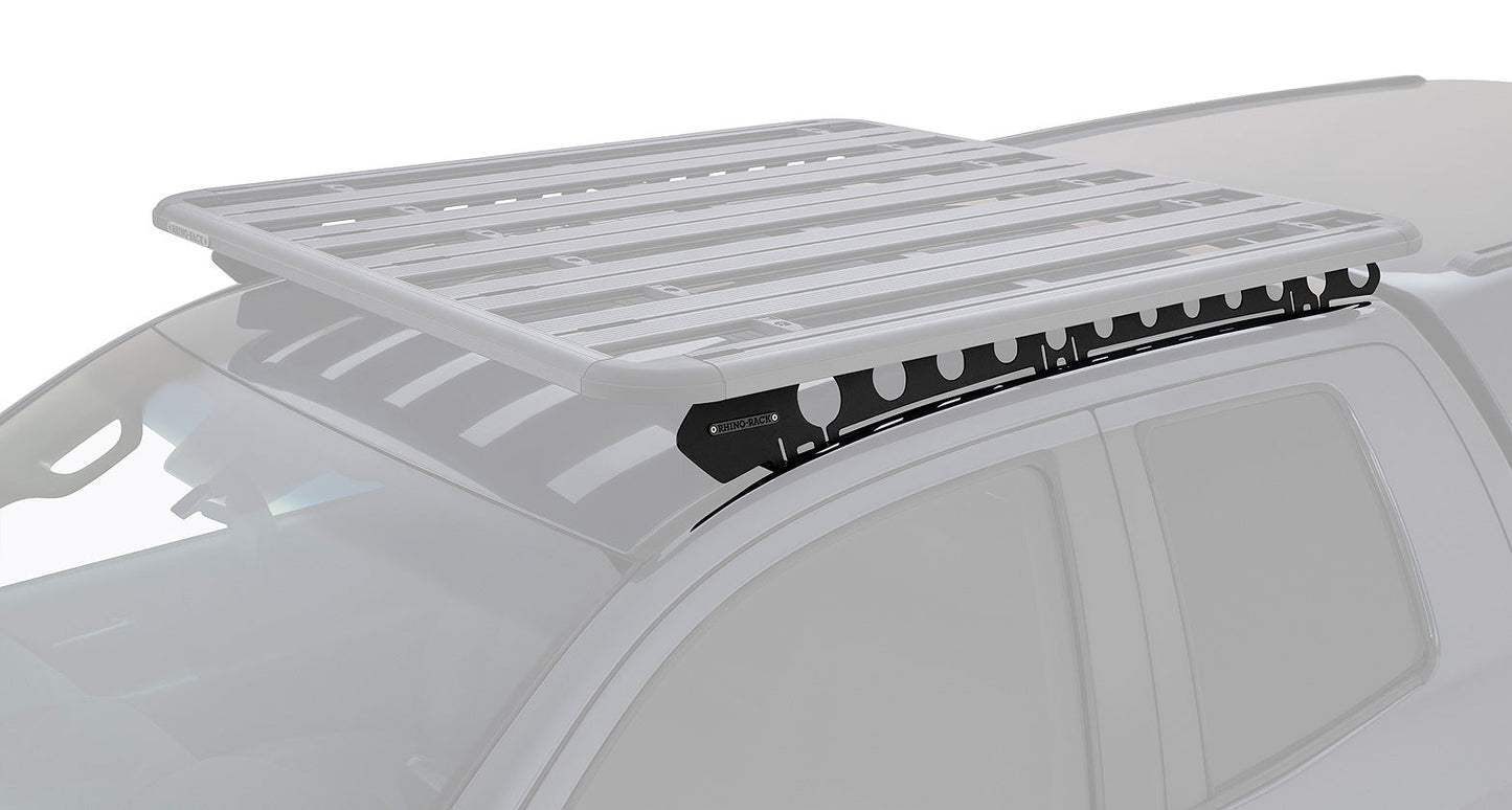 Système de montage Backbone pour Toyota Tundra Double Cab, accessoire Rhino-Rack, fixé sur le toit avec barres transversales.