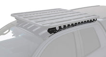 Système de montage Backbone pour Toyota Tundra Double Cab, accessoire Rhino-Rack, fixé sur le toit avec barres transversales.