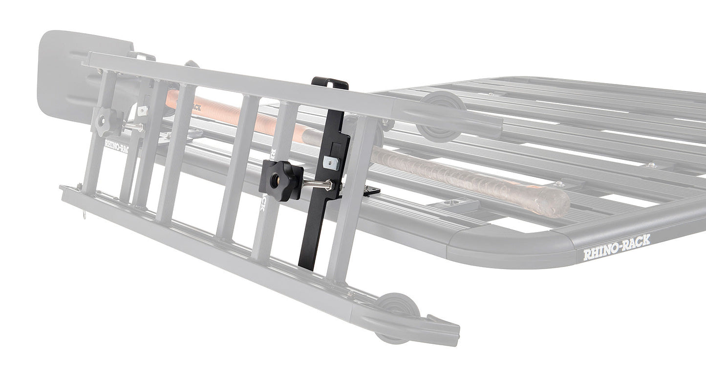 Support d'échelle pliante Rhino-Rack Pioneer, accessoire robuste pour fixer une échelle sur un véhicule tout-terrain.