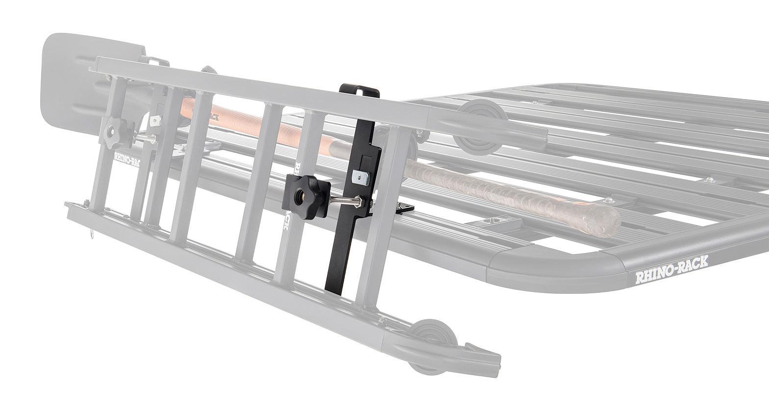 Support d'échelle pliante Rhino-Rack Pioneer, accessoire robuste pour fixer une échelle sur un véhicule tout-terrain.