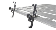 Support d’échelle pliante Rhino-Rack Pioneer, accessoire robuste pour porte-échelle, avec fixation solide et finition noire.