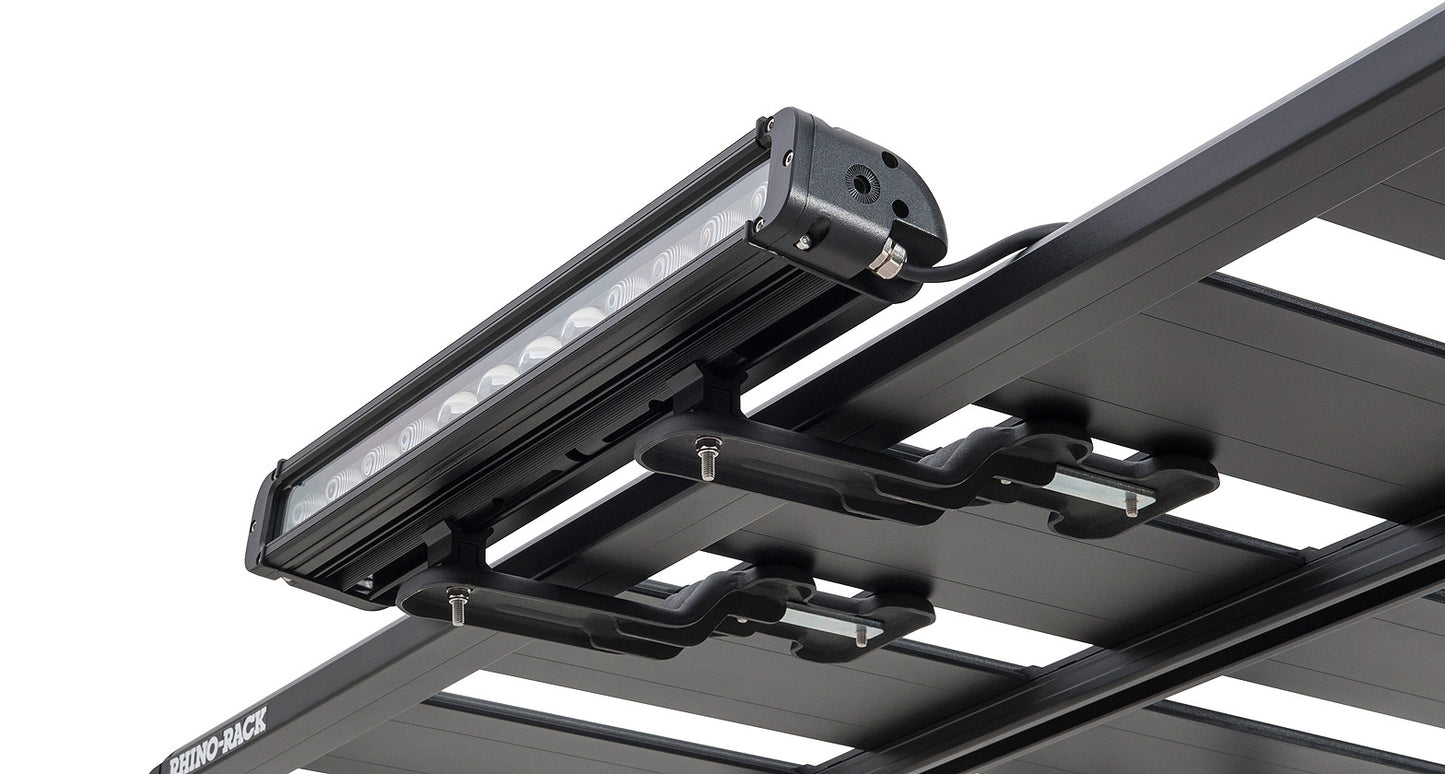 Support d'éclairage DEL Pioneer de Rhino-Rack, accessoire robuste pour montage sur véhicule tout-terrain.