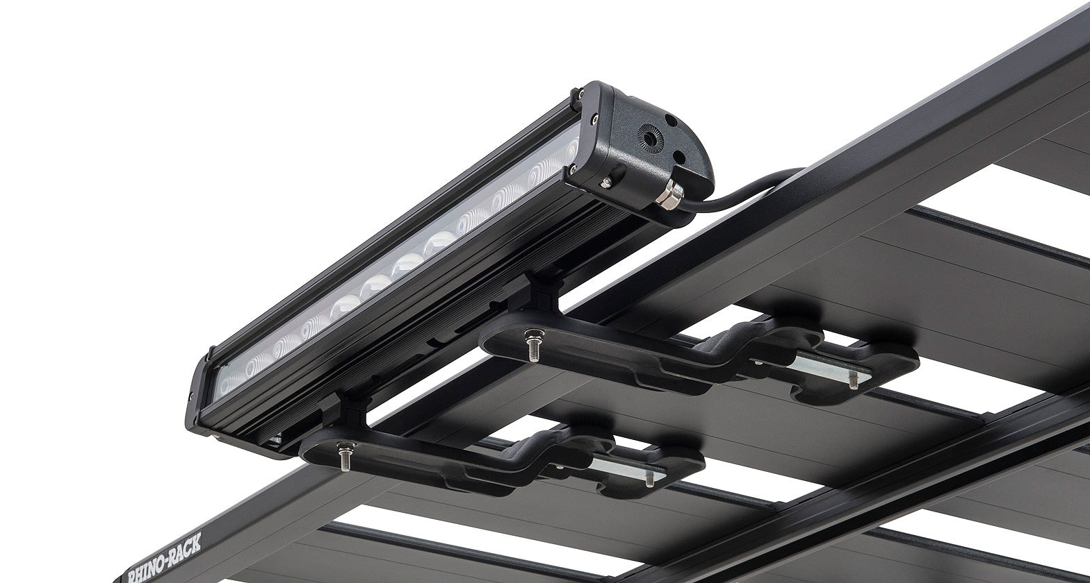 Support d'éclairage DEL Pioneer de Rhino-Rack, accessoire robuste pour montage sur véhicule tout-terrain.