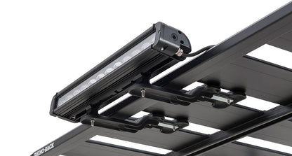 Support d'éclairage DEL Pioneer de Rhino-Rack, accessoire robuste pour montage sur véhicule tout-terrain.