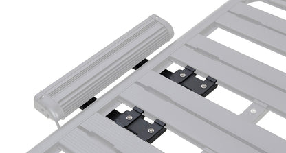 Support d'éclairage DEL Pioneer pour rack Rhino-Rack, accessoire robuste pour équipement d’éclairage sur véhicule.