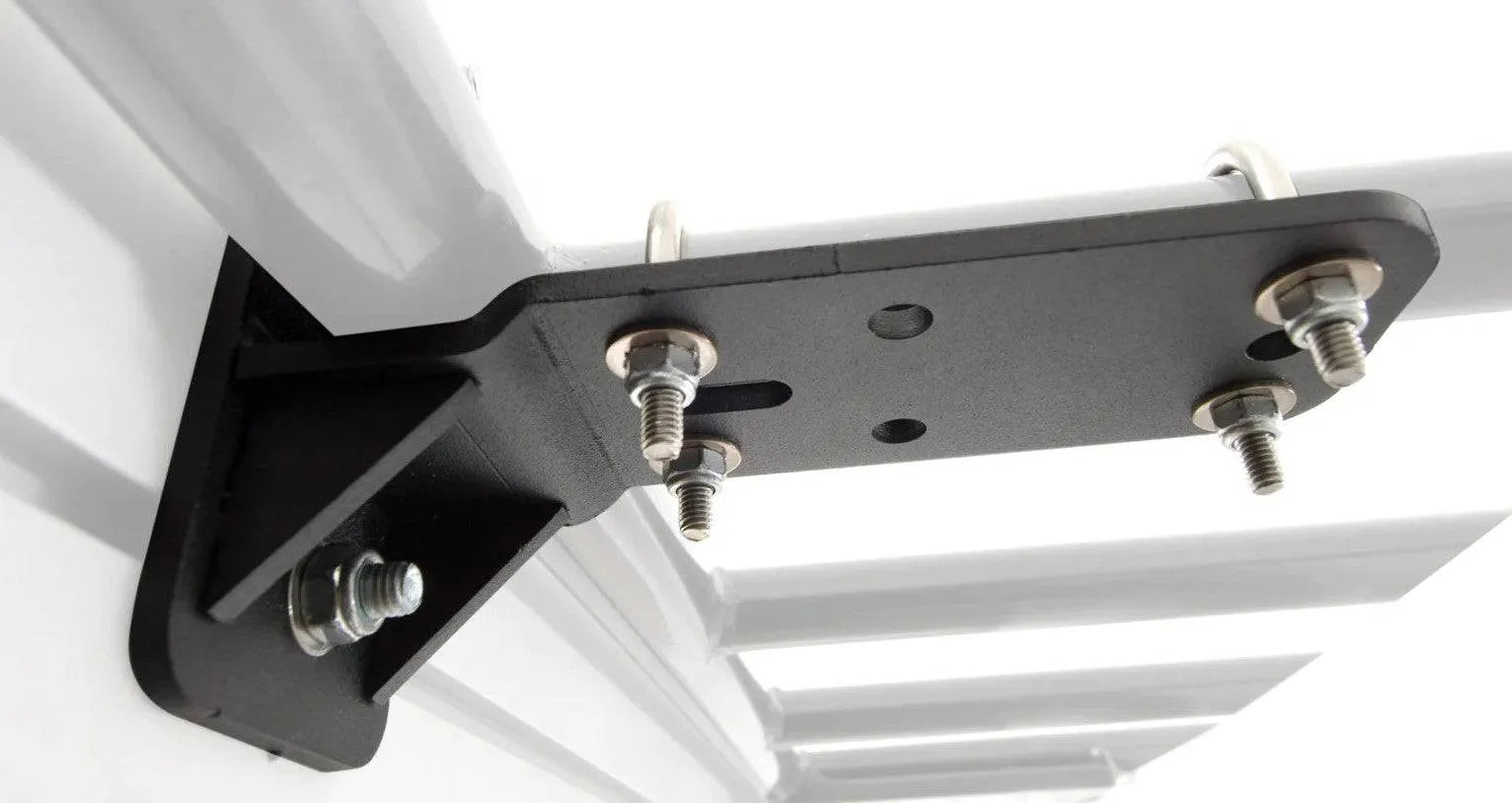 Support fixation auvent Rhino-Rack pour galeries tubulaires, accessoire robuste pour fixer un auvent sur un véhicule.