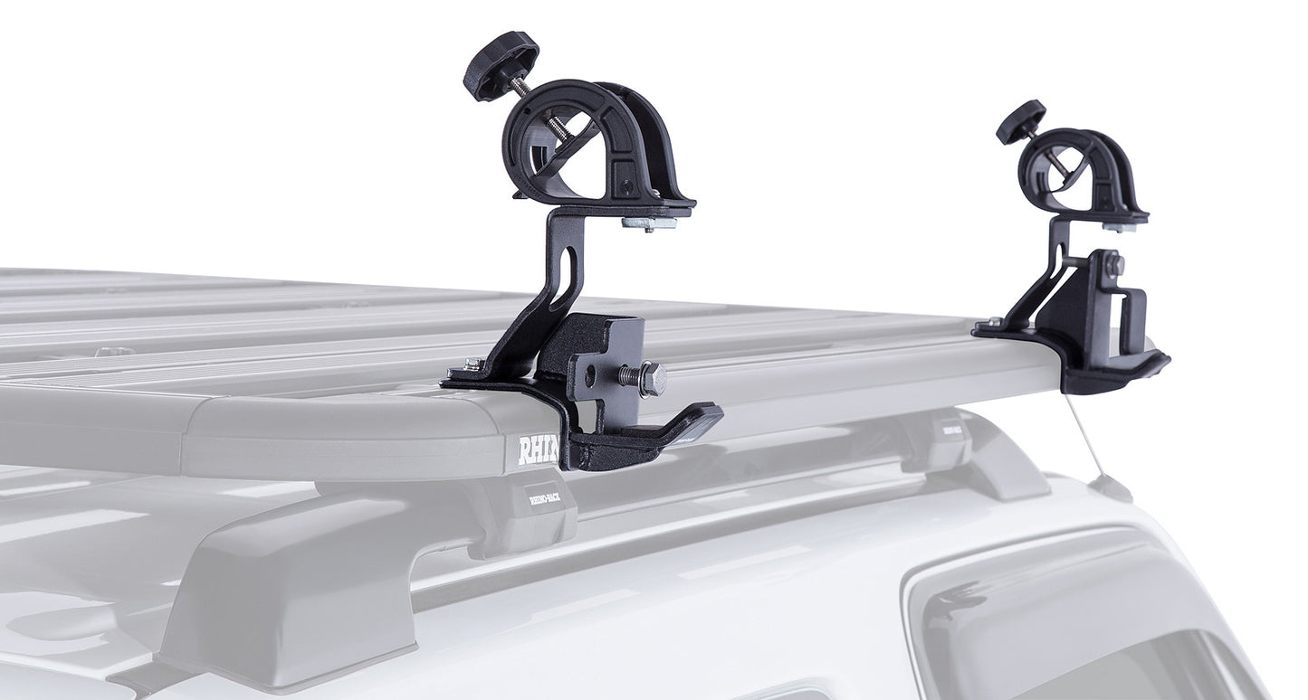 Support pour pelle et cric Hi-Lift RHINO-RACK sur plateforme Pioneer, accessoire robuste pour équipement tout-terrain.