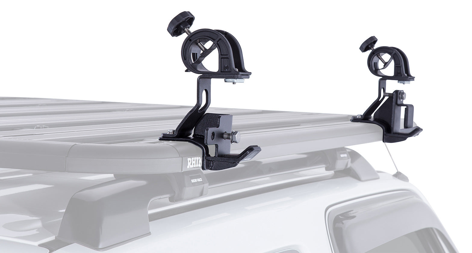 Support pour pelle et cric Hi-Lift RHINO-RACK sur plateforme Pioneer, accessoire robuste pour équipement tout-terrain.