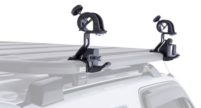 Support pour pelle et cric Hi-Lift RHINO-RACK sur plateforme Pioneer, accessoire robuste pour équipement tout-terrain.