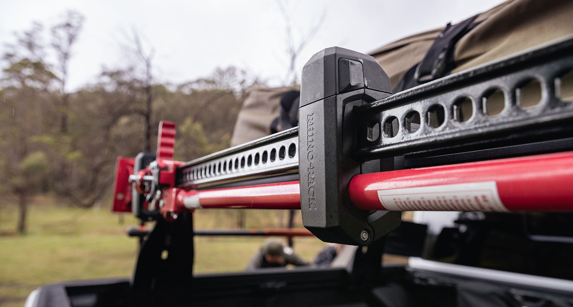 Support pour Cric Hi-Lift 4x4 RHINO-RACK STOW iT Large, accessoire de fixation robuste pour véhicules tout-terrain.