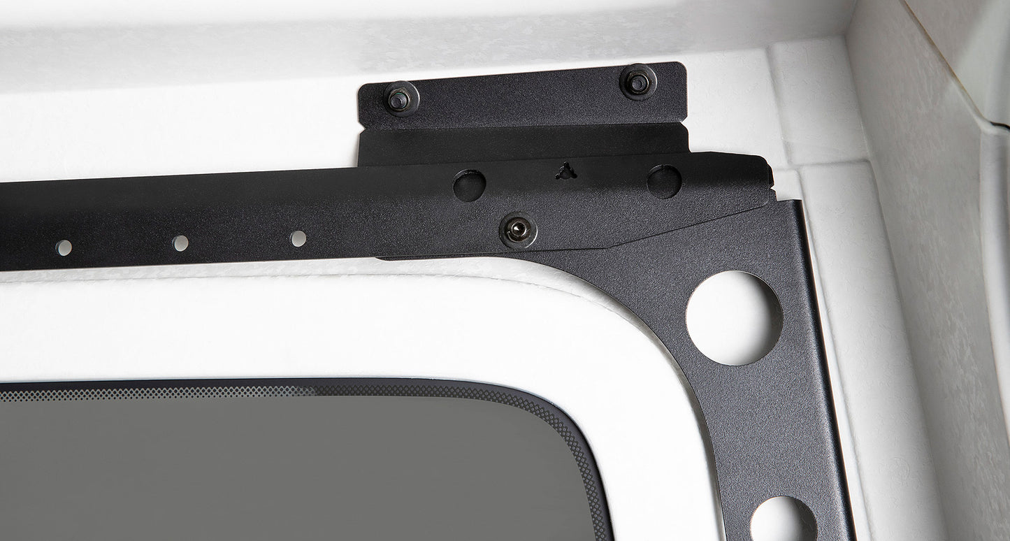 Système de montage Backbone Rhino-Rack pour Jeep Wrangler JLU 4 portes, accessoires robustes et compatibles pour fixation de rack.