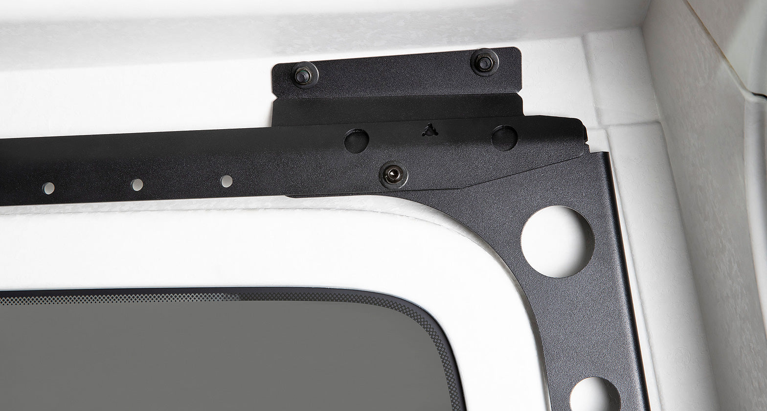 Système de montage Backbone Rhino-Rack pour Jeep Wrangler JLU 4 portes, accessoires robustes et compatibles pour fixation de rack.