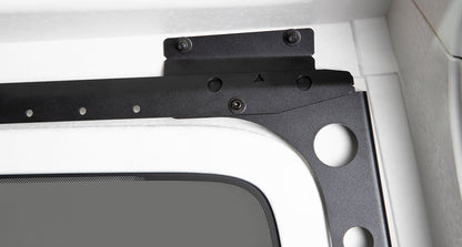 Système de montage Backbone Rhino-Rack pour Jeep Wrangler JLU 4 portes, accessoires robustes et compatibles pour fixation de rack.