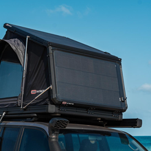 Panneau solaire frontal ARB pour tente de toit ARB Intrepid 4x4, accessoire pour camping et aventure tout-terrain.