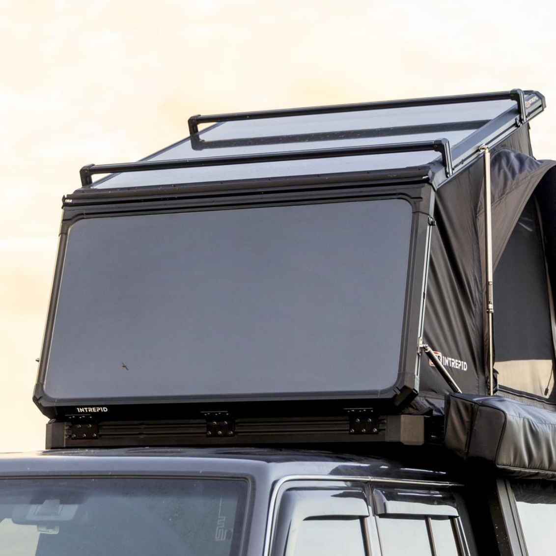 Panneau solaire frontal ARB pour tente de toit ARB Intrepid 4x4, accessoire robuste pour camping et aventure en plein air.