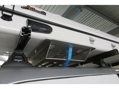 Support d'échelle pour tente de toit James Baroud N4 OFFROAD, accessoire robuste installé sous la tente pour sécuriser l'échelle.