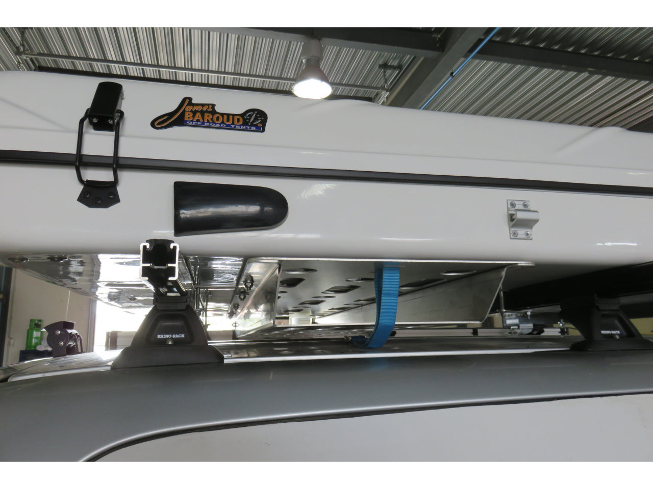 Support d'échelle sous tente James Baroud N4 OFFROAD, accessoire pour tente de toit, fixé sous la tente pour stockage sécurisé.
