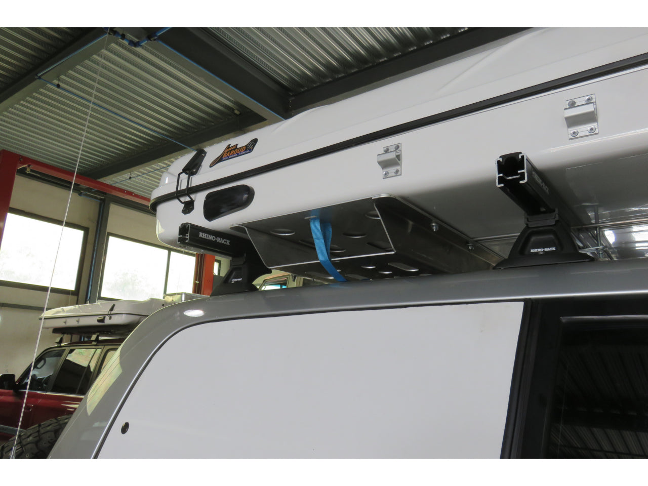 Support d'échelle sous tente James Baroud N4 OFFROAD, accessoire pour tente de toit tout-terrain, en métal robuste, fixé sous la tente.