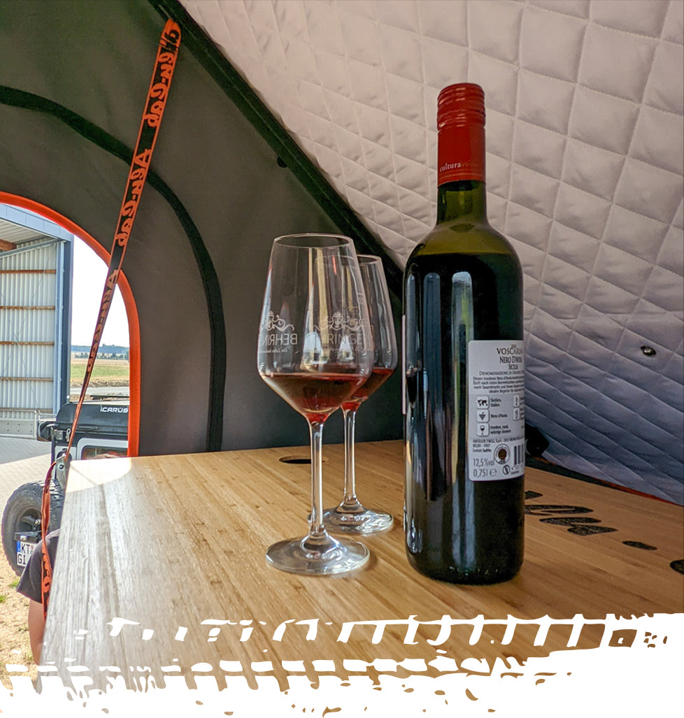 Table inclinable pour tente de toit Alu-Cab, accessoire robuste en aluminium, idéal pour camping et aventures tout-terrain.