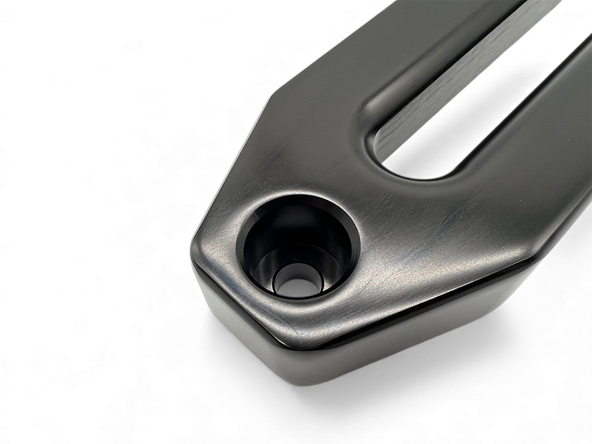 Ecubier en aluminium noir pour corde de treuil synthétique N4 Offroad, accessoire robuste pour treuils tout-terrain.
