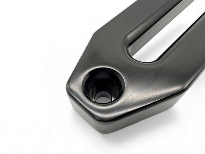 Ecubier en aluminium noir pour corde de treuil synthétique N4 Offroad, accessoire robuste pour treuils tout-terrain.