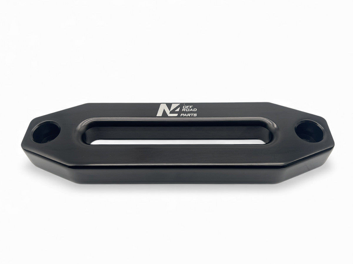 Ecubier en aluminium noir pour corde de treuil synthétique N4 OFFROAD, accessoire robuste pour treuils tout-terrain.