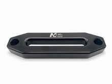 Ecubier en aluminium noir pour corde de treuil synthétique N4 OFFROAD, accessoire robuste pour treuils tout-terrain.