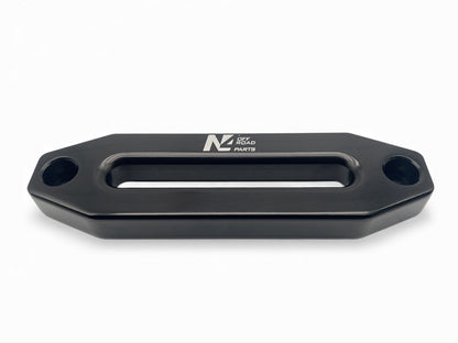 Ecubier en aluminium noir pour corde de treuil synthétique N4 OFFROAD, accessoire robuste pour treuils tout-terrain.
